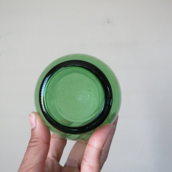 Small Emerald Green Glass Flower Vase Bud Vase Decorative Table Vase Classic - Picture 4 of 8